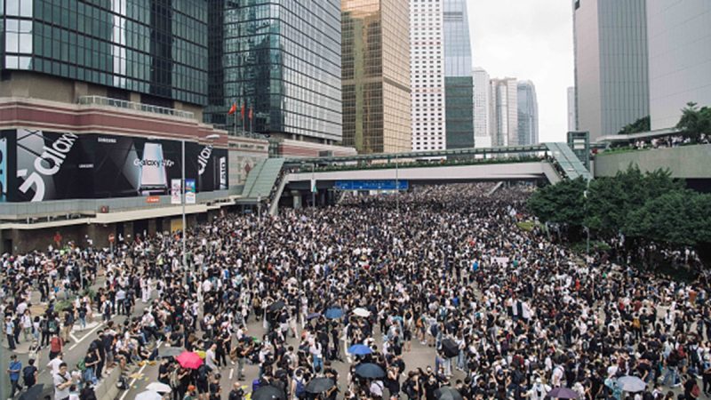 直播：香港市民包圍政府總部 警方催淚彈暴力清場