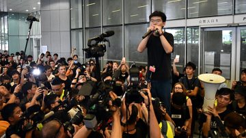 黃之鋒出獄立即喊話：林鄭流淚、港人流血！