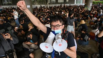 【香港记者连线】香港律政司长网志道歉 学生改占领政总道路