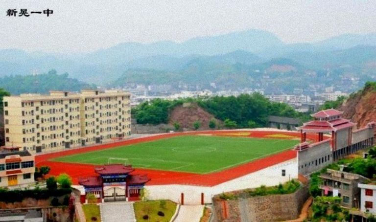 員工舉報學校偷工減料後失蹤16年 遺體從操場挖出