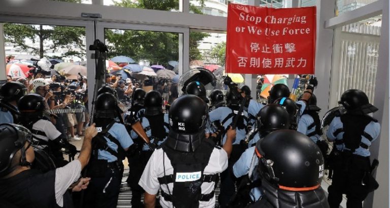 不明人士衝撞 港立法會發紅色警告