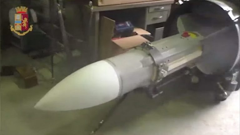 意警突襲極右派組織 查獲空對空飛彈及大批軍火