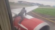尼國男突爬機翼要求開艙門 乘客驚慌失措
