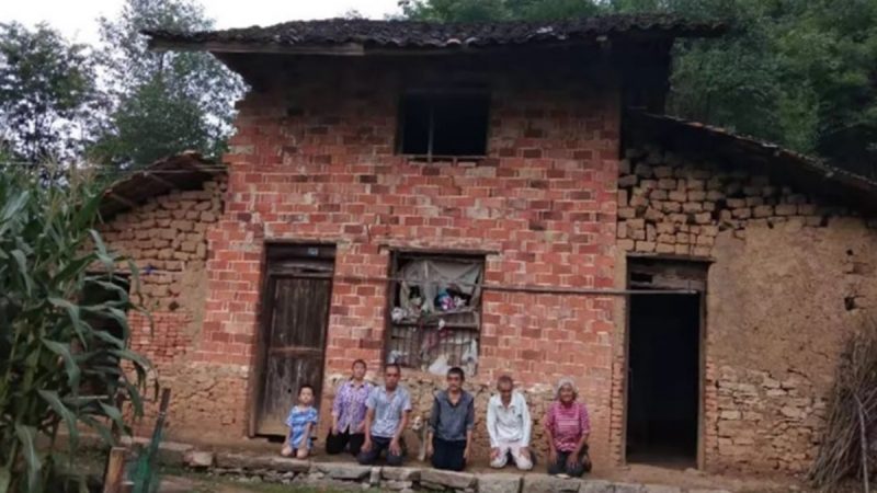 湖南村民舉報村官遭「死亡威脅」 全家跪地求助