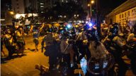 港警控44人暴动罪 逾千民众包围警署
