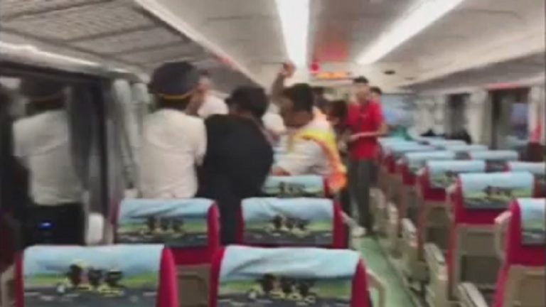 台鐵自強號補票起糾紛 男子持刀刺警傷重不治(視頻)