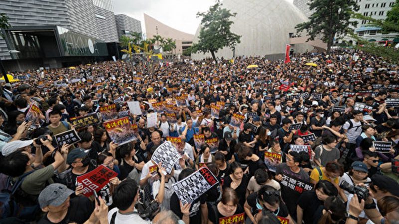 香港警方阻游行人群 暴力驱散抓捕5示威者