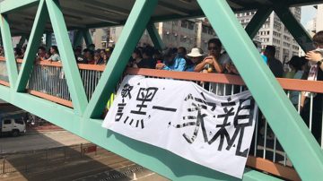 组图1：香港元朗727上街 “警黑一家亲”现广场