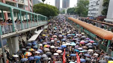 28.8万人到元朗“逛街” 抗官警黑合作