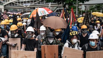 香港七一升旗被迫改室内 官方借口下雨（视频）