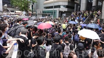 香港上水三万人游行 警民爆发冲突