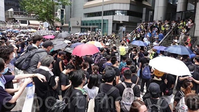 香港上水三万人游行 警民爆发冲突