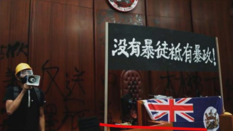 【今日點擊】高舉港英旗：香港示威者反對北京的象徵