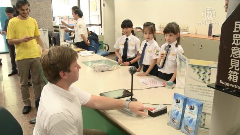 台灣新住民孩子 扮移民官架式十足