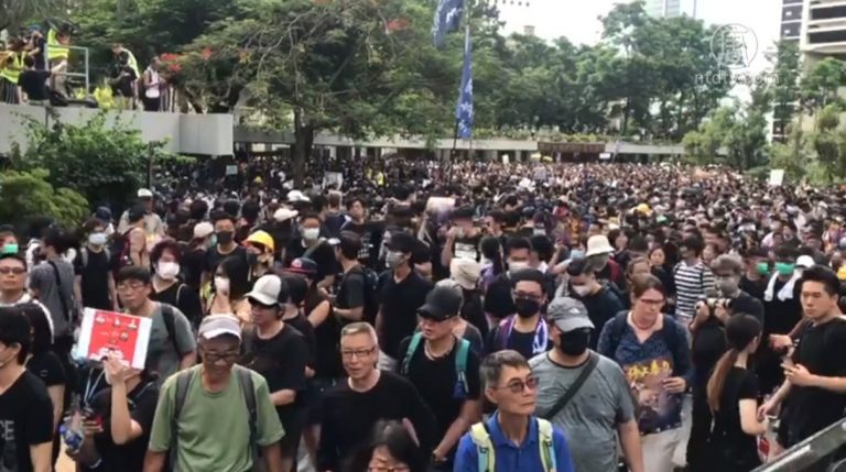 港728集會遊行抗警開槍 警催淚彈清場