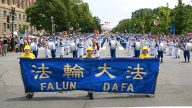 美国国庆各地游行 法轮功队伍受欢迎