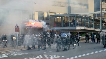 【禁闻】8.24港人观塘反送中 警狂射催泪弹