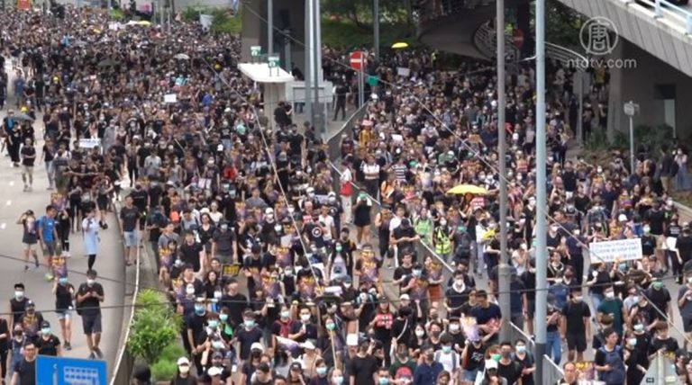 【禁聞】12萬港人旺角再遊行 警激民憤遭圍趕