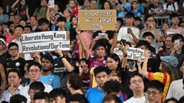 曼城对杰志 球迷场内外唱歌反极权