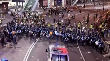 香港抗議者占據立法院 警方暴力清場