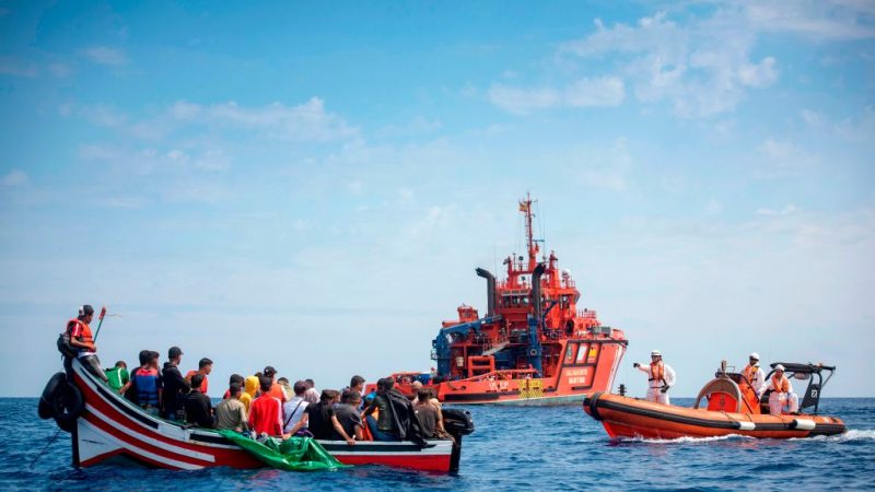 移民船下沉之际 西班牙出手救起141人