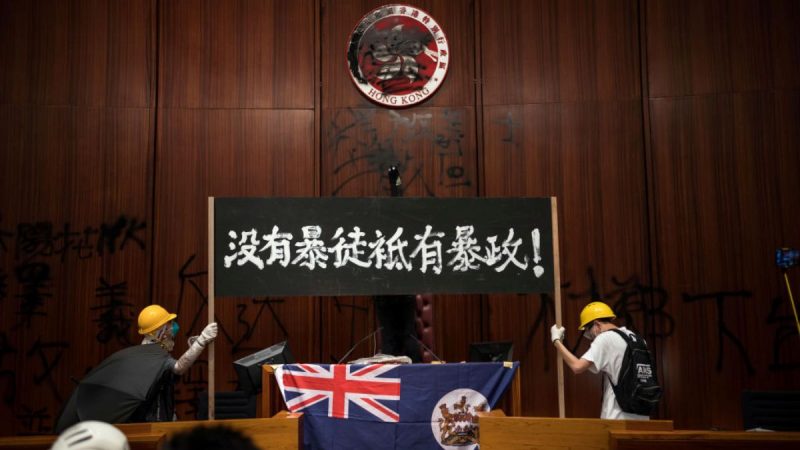 香港立法会震撼一幕 抗议者最后一刻抢出4“死士”（视频）