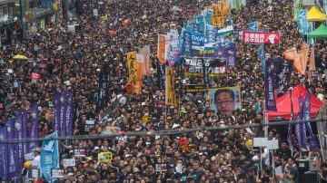 【新聞看點】港民衝擊立法會 北京角色詭異