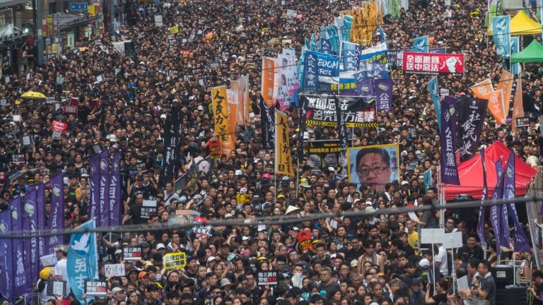 港人矛頭轉向「境外勢力」 籲取消港高官家人英國籍