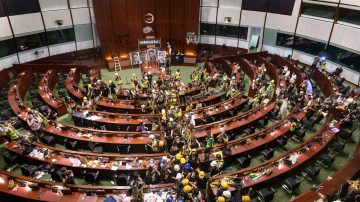 【微视频】不要抓特务！香港人和平占领立法会