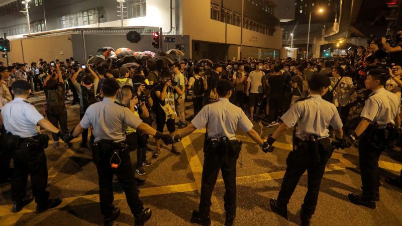 香港屯门游行:警方护送打人者离场 遭示威者围堵
