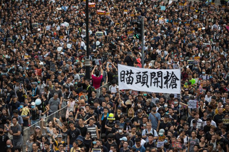 逾20萬人九龍大遊行 警方武力清場民眾流血受傷