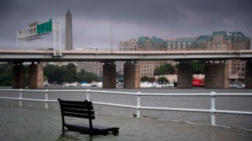 暴雨來得快又急 白宮淹水地鐵站如瀑布