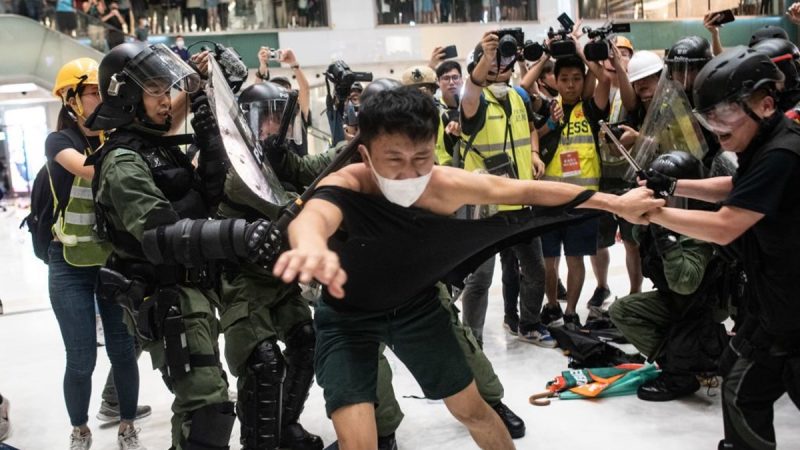 【新闻拍案惊奇】关键画面：香港2天3场反送中游行 9分钟见证警察暴行