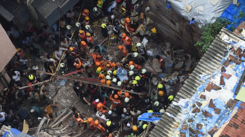 孟買一棟百年樓房倒塌 12死40多人受困