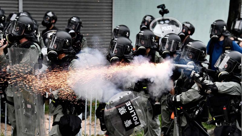 元朗游行:警察屡向传媒近距开枪 打穿记者头盔