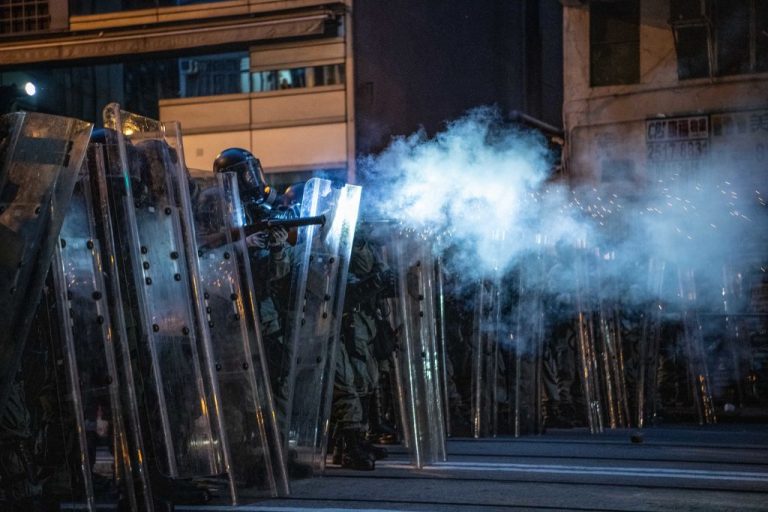 港警無預警再施暴 上環武力清場多人受傷流血