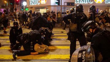 港警無差別亂槍狂射示威者 制服後再暴踢頭部