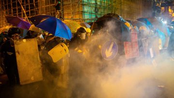 【直擊728港警開槍】防暴警察上環狂射過百枚催淚彈（近期最多）、多名示威者受傷、血流遍地