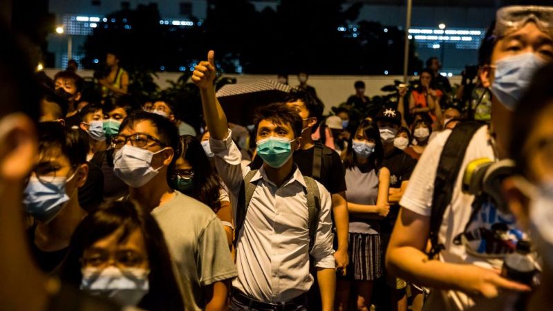 7•28香港44人被控暴动罪 数百抗议者警署外声援