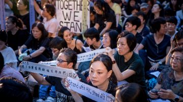 八千香港妈妈为年轻人打气 促撤恶法