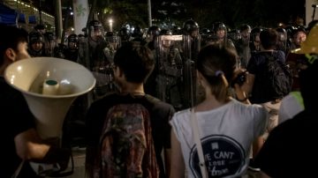 警民衝突不斷瀕失控 港警：高層推我們去送死