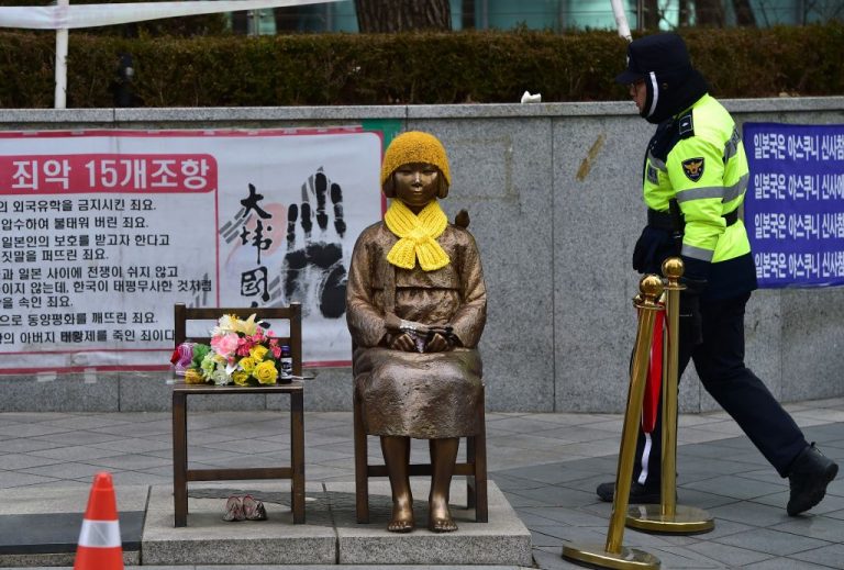 4青年以日語叫囂 對韓國少女銅像吐口水