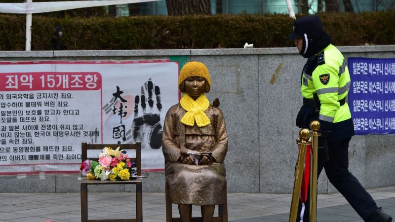 4青年以日語叫囂 對韓國少女銅像吐口水