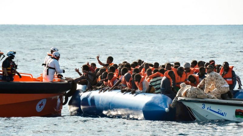 疑3难民船绑一起 地中海恐发生今年最惨翻船