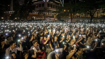 香港8000父母哽咽發聲：願為你們擋棍擋子彈