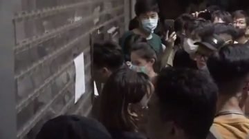 年輕人設「連儂牆」被指打人遭警方拘捕 數百人包圍天水圍警署要求放人（1）
