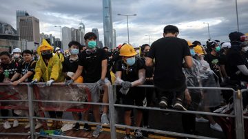 香港主权移交22周年 港人阻升旗典礼(视频)