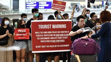 香港机场反送中“和你飞” 旅客受到不寻常“礼遇”