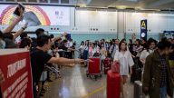 组图1：香港机场万人反送中 向外国旅客讲真相