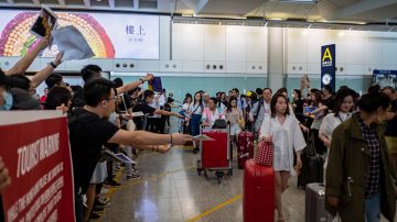 组图1：香港机场万人反送中 向外国旅客讲真相